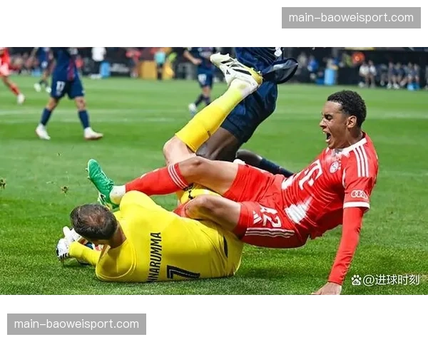 镜头记录:诺伊尔一次关键扑救后,向队友指出防守空当 镜头记录:诺伊尔一次关键扑救后,向队友指出防守空当